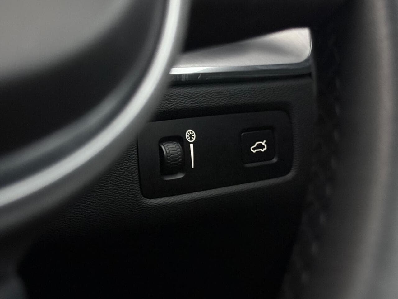 Volvo XC60 thumbnail Misc Controls