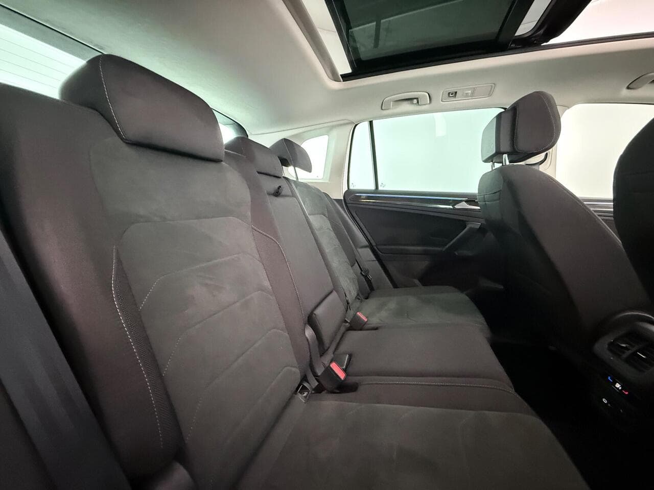 Volkswagen Tiguan thumbnail Seats Rear