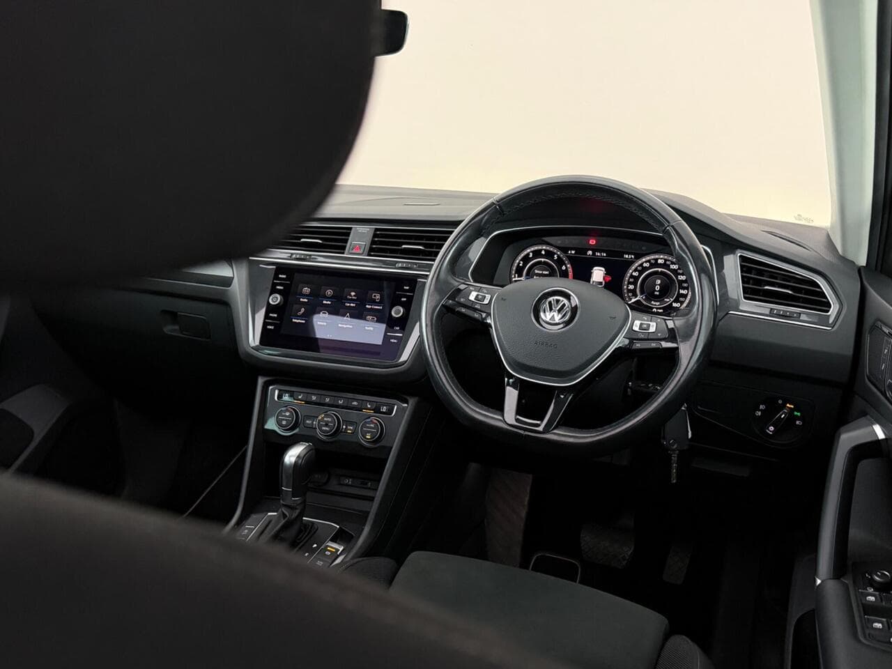 Volkswagen Tiguan thumbnail Interior Front