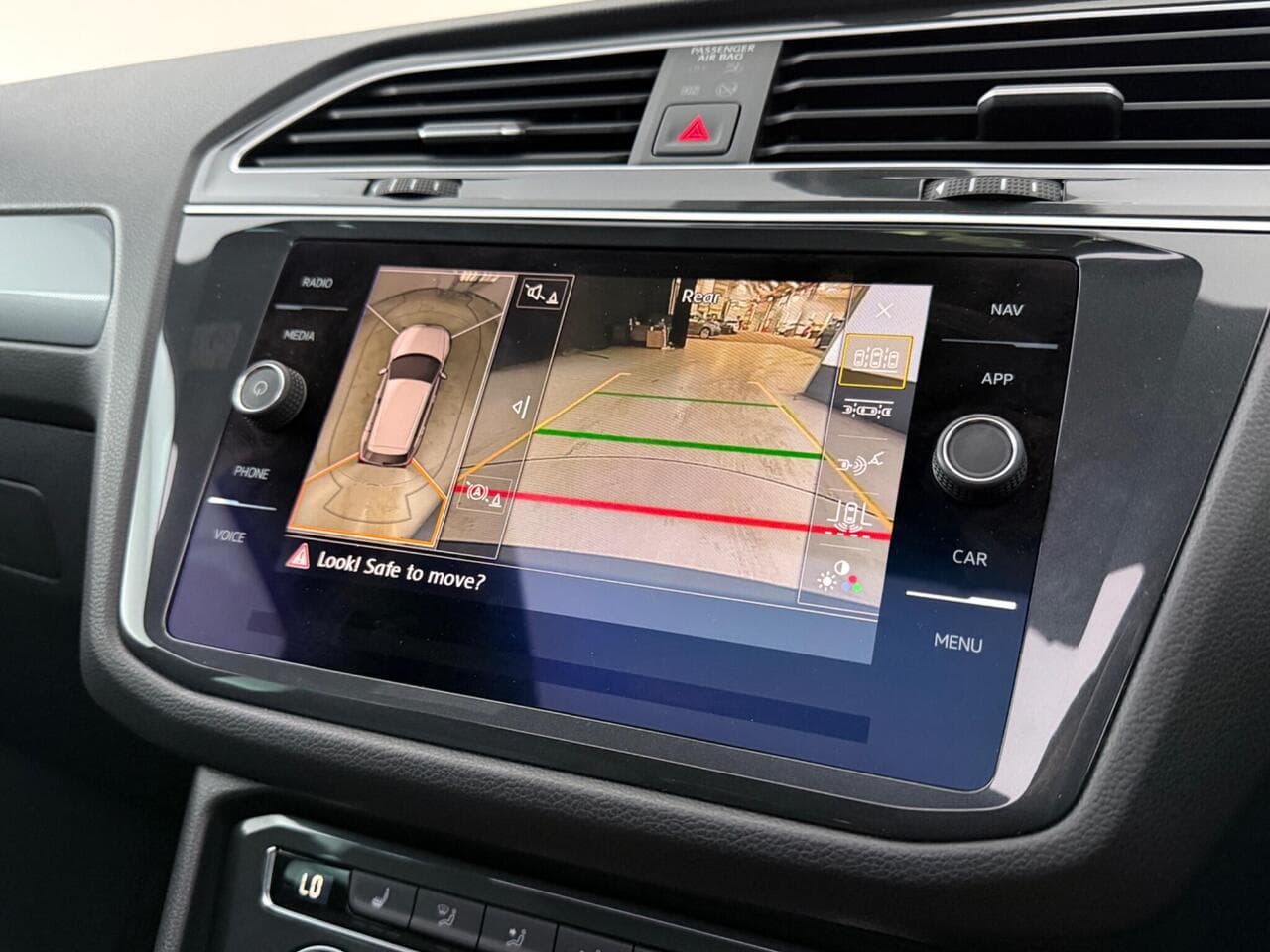 Volkswagen Tiguan thumbnail Infotainment System