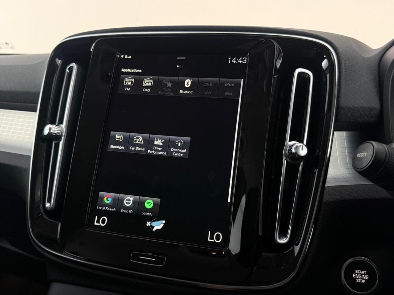 Volvo XC40 thumbnail Infotainment System