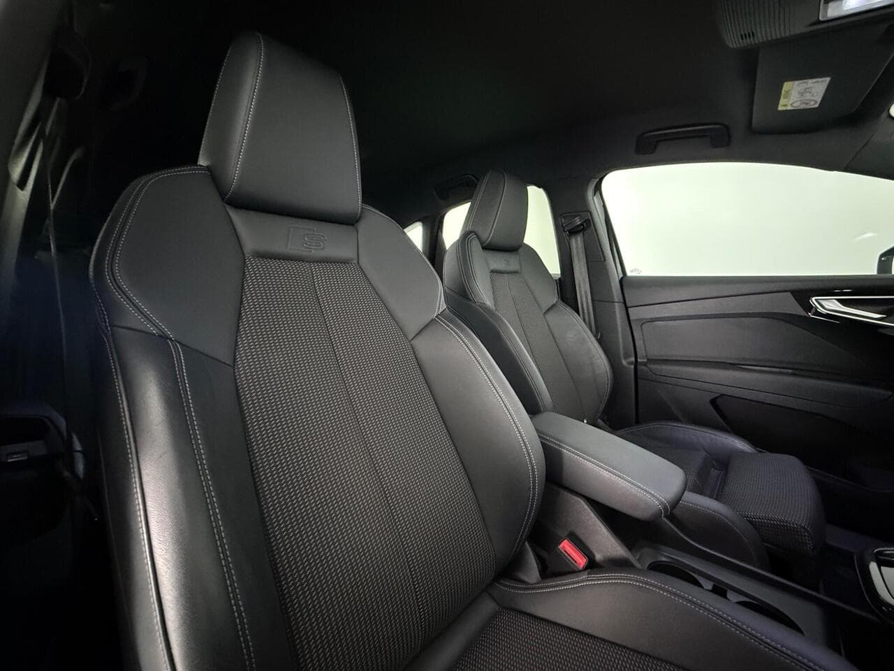 Audi Q4 e-tron thumbnail Seat Driver