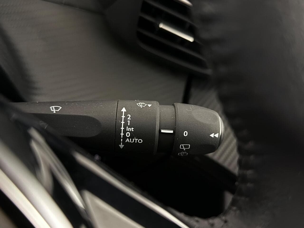 Peugeot 2008 thumbnail Misc Controls