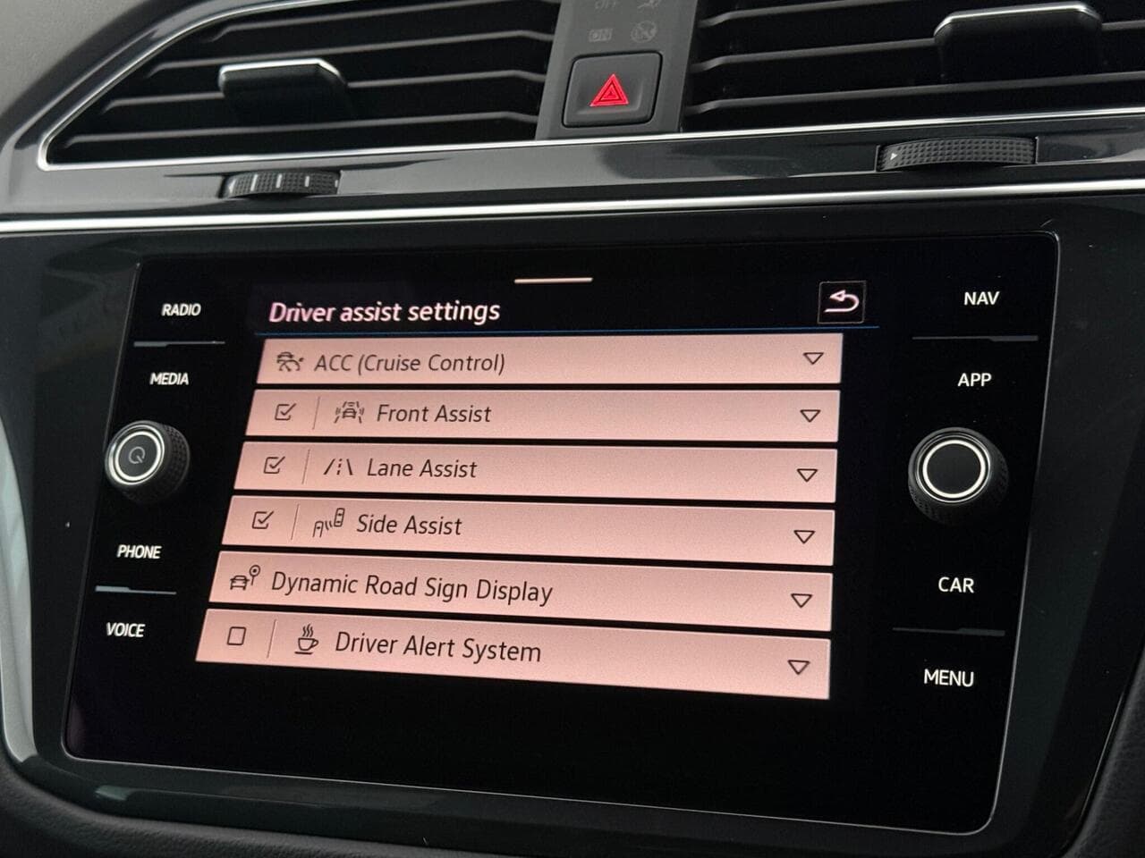 Volkswagen Tiguan thumbnail Infotainment System