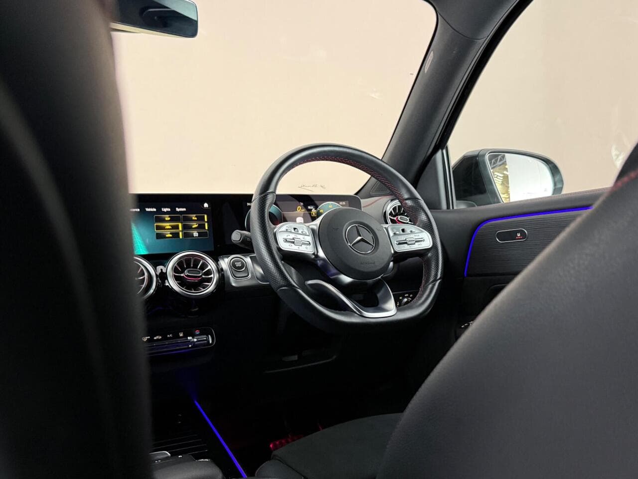 Mercedes-Benz EQB thumbnail Interior Front