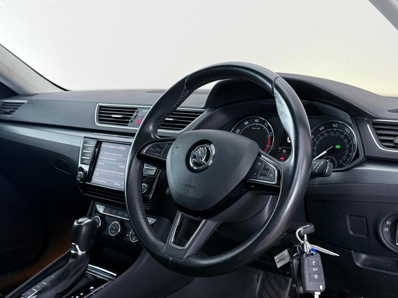 Skoda Superb thumbnail Interior Front
