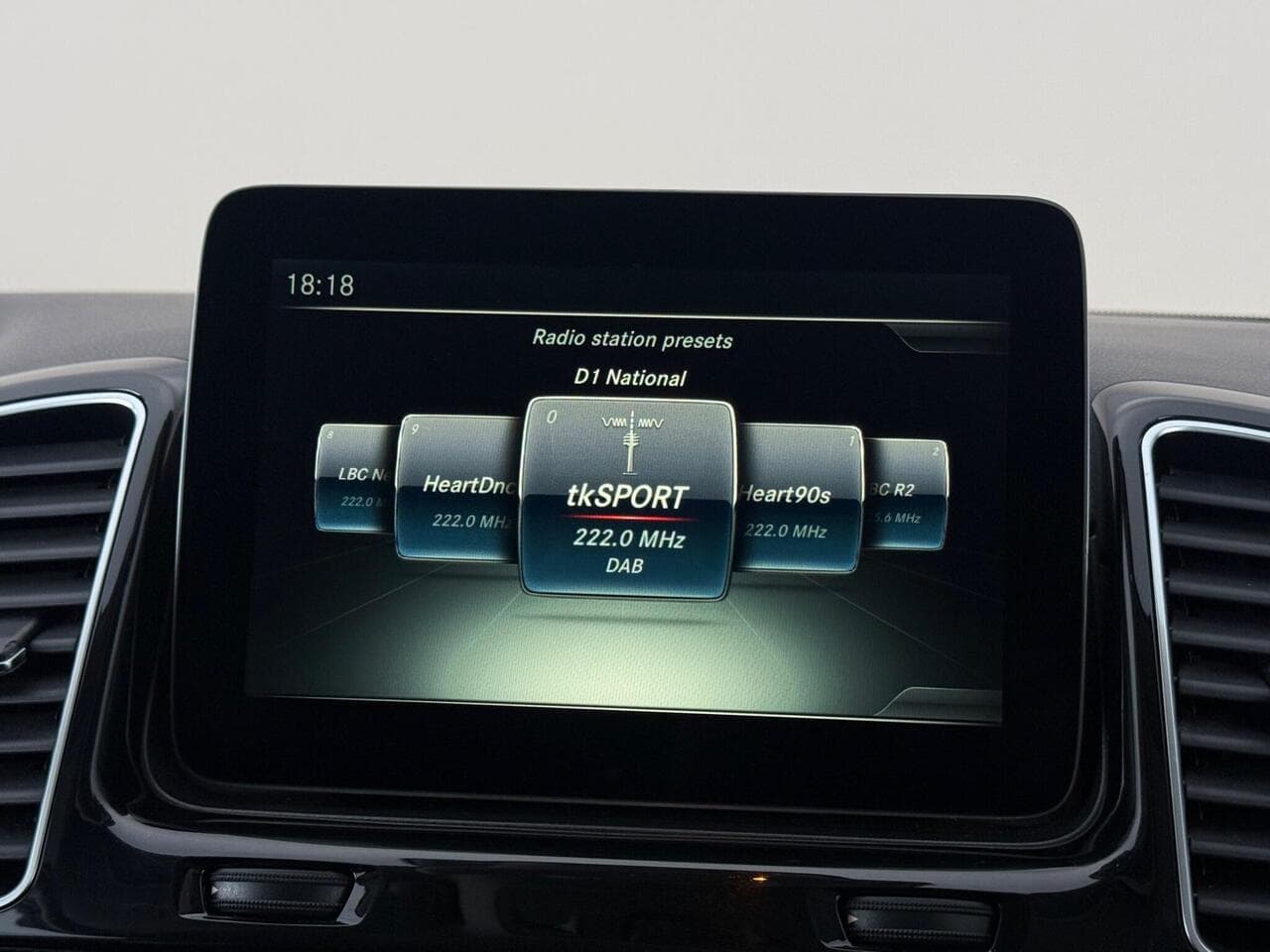 Mercedes-Benz GLE thumbnail Infotainment System