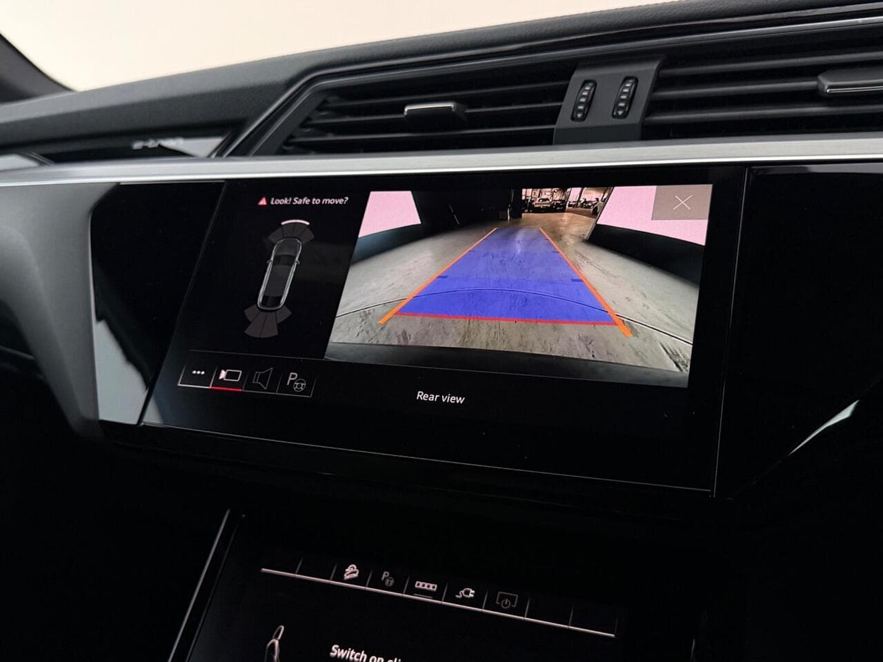 Audi e-tron thumbnail Infotainment System
