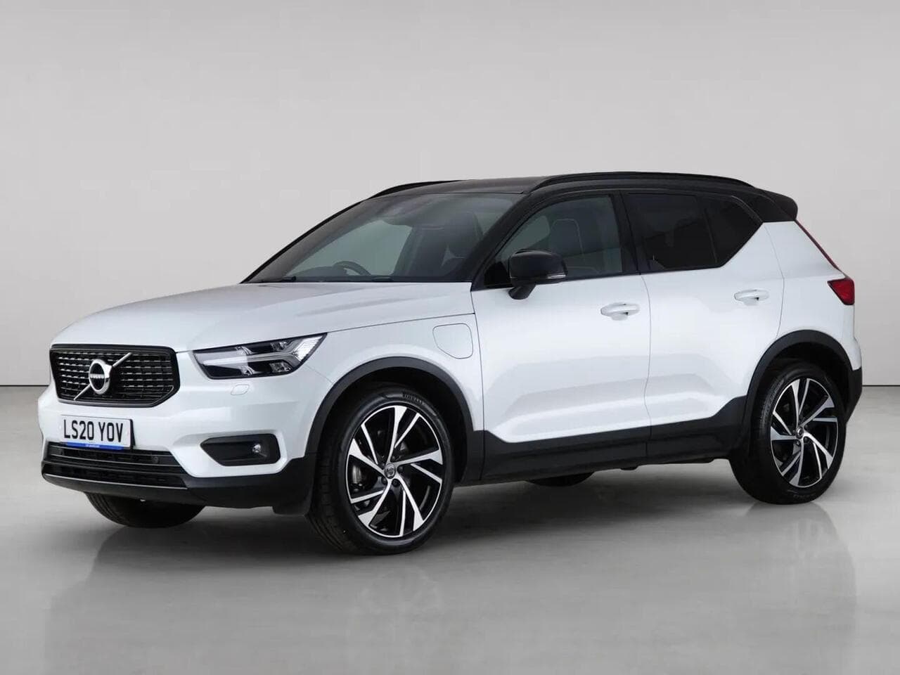 Volvo XC40 thumbnail Front Left