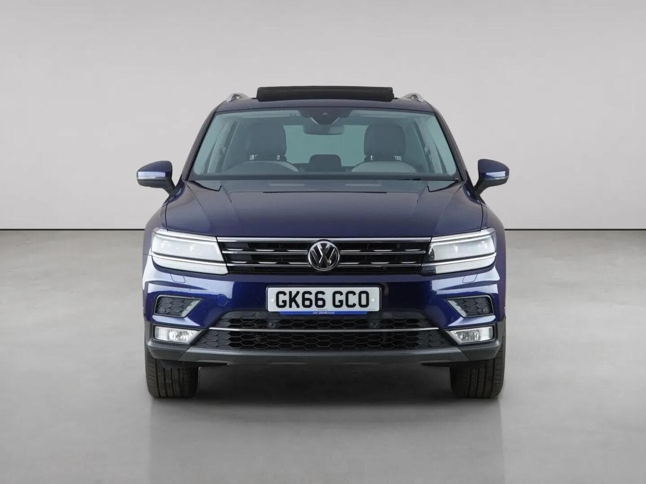 Volkswagen Tiguan thumbnail Front