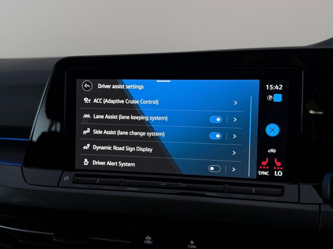 Volkswagen Golf thumbnail Infotainment System