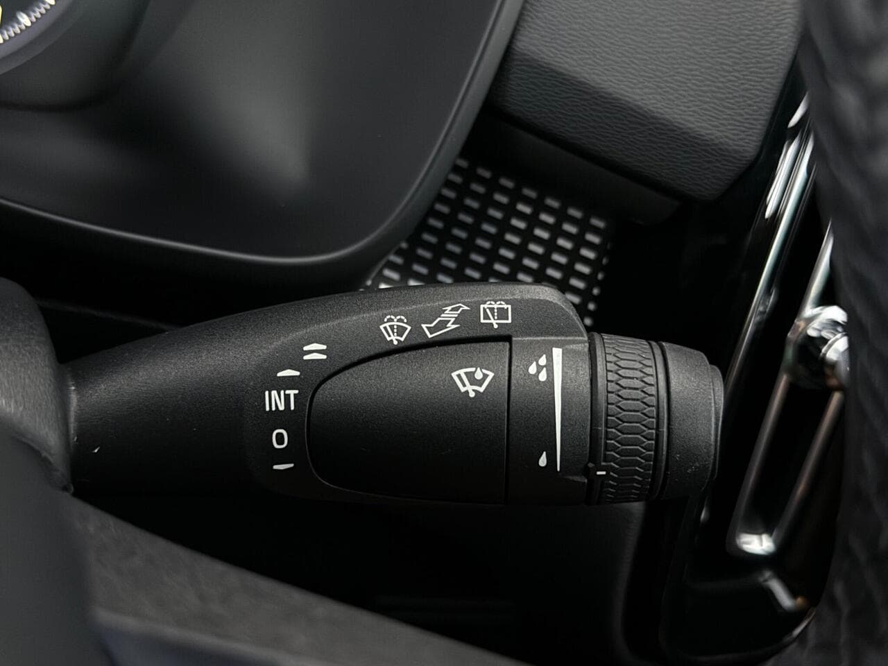Volvo XC40 thumbnail Misc Controls