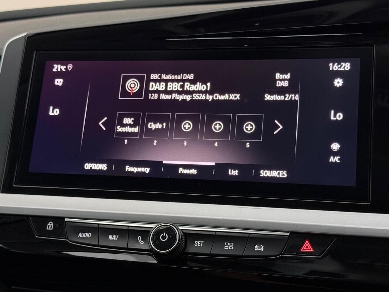 Vauxhall Grandland thumbnail Infotainment System