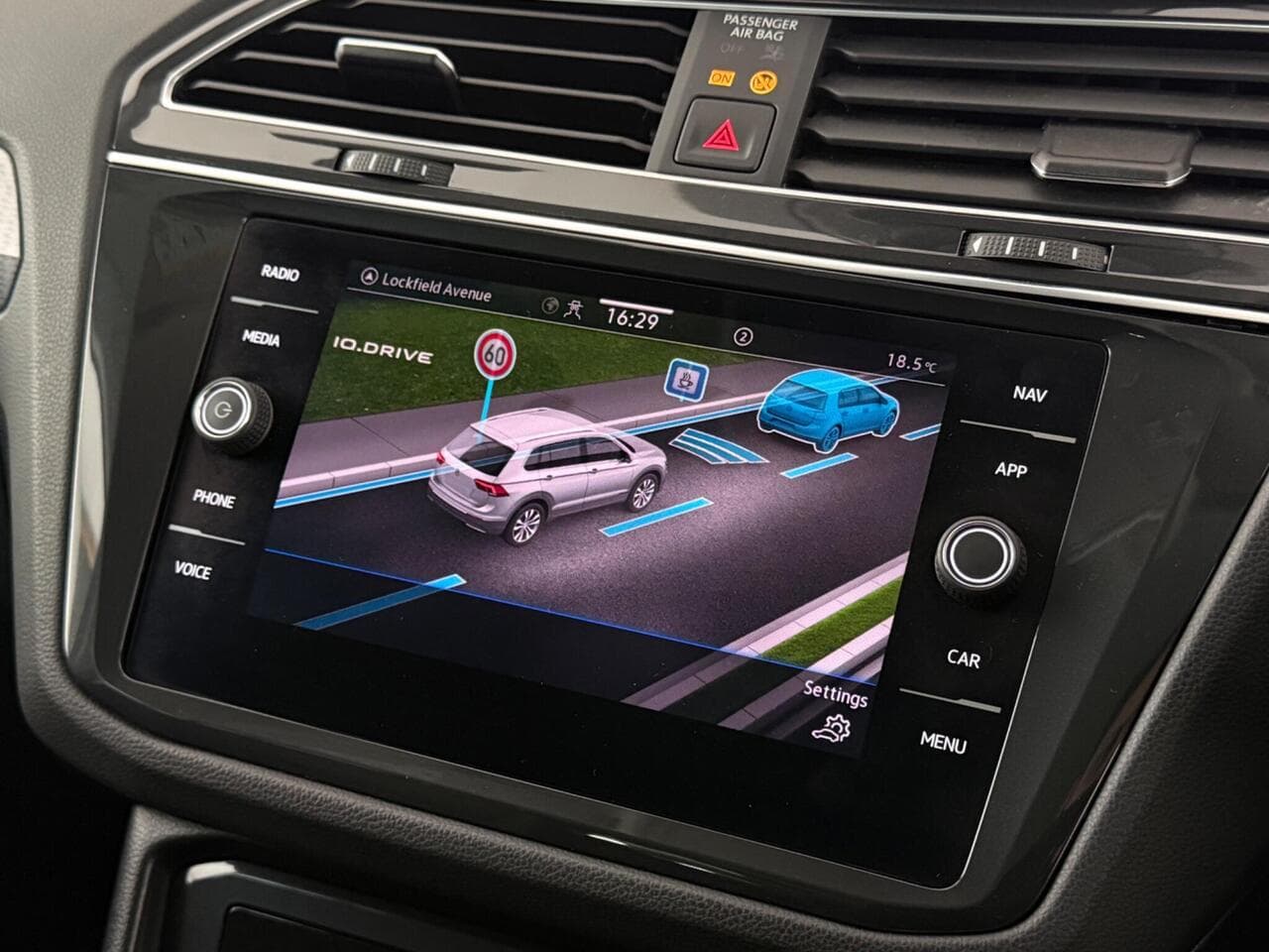 Volkswagen Tiguan thumbnail Infotainment System