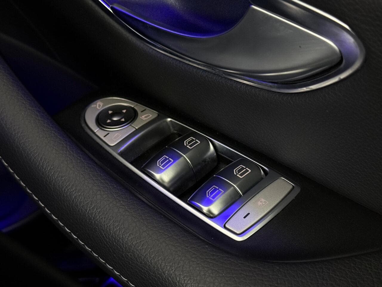 Mercedes-Benz E Class thumbnail Door Interior