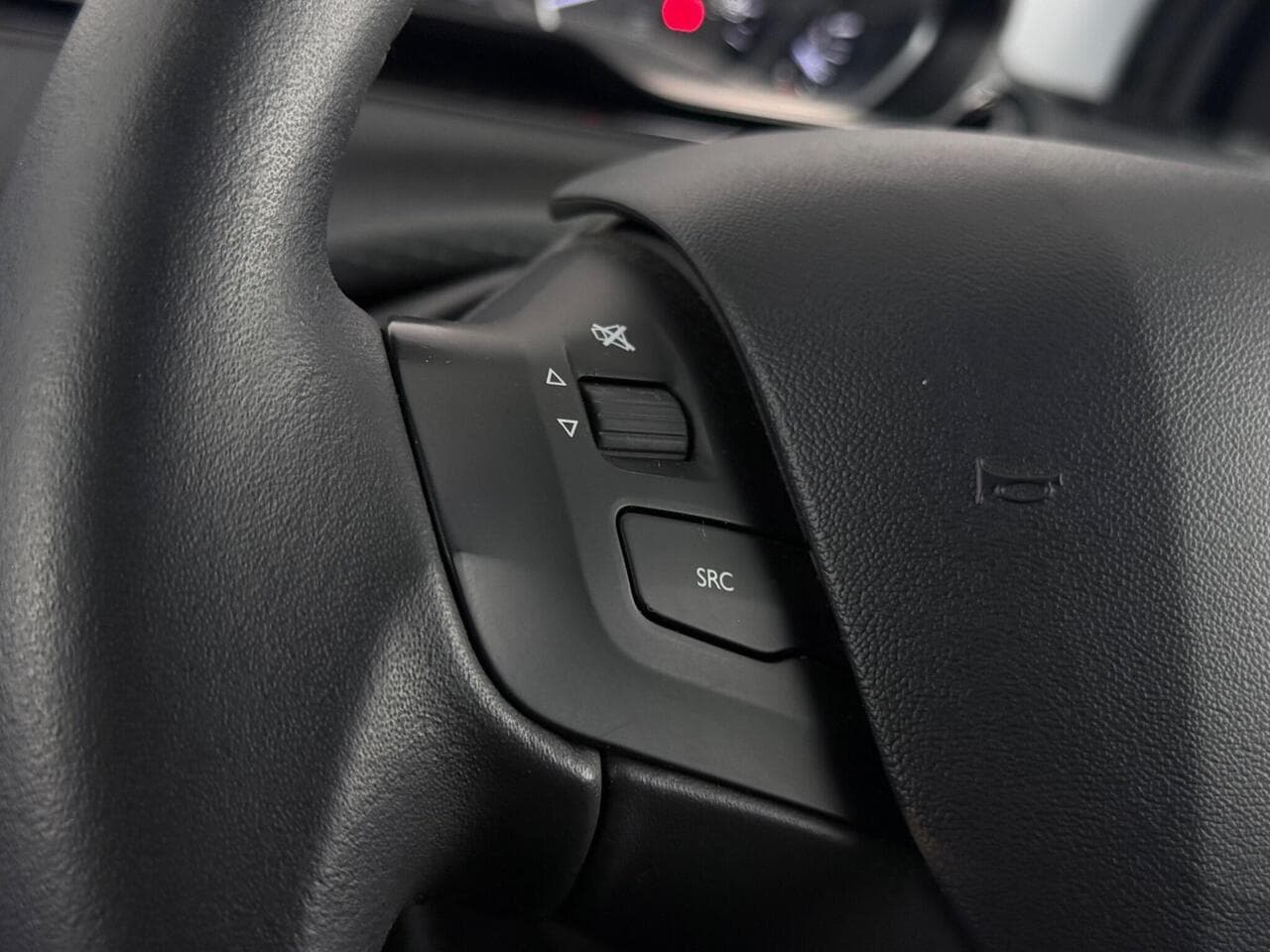 Peugeot 208 thumbnail Misc Controls