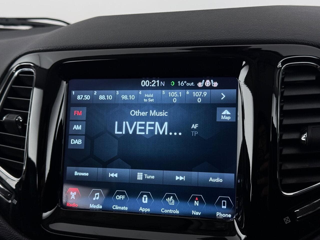 Jeep Compass thumbnail Infotainment System