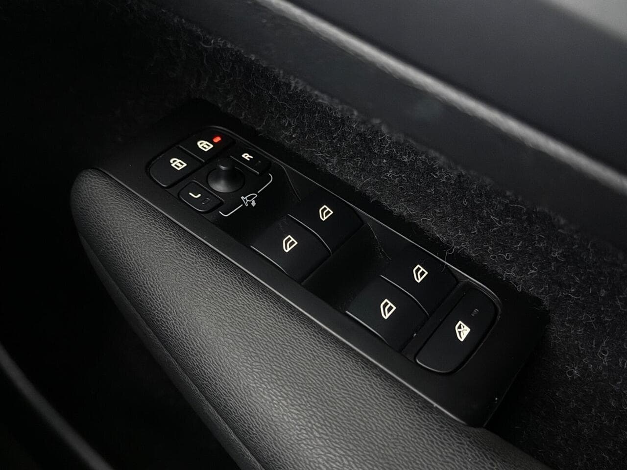 Volvo XC40 thumbnail Misc Controls