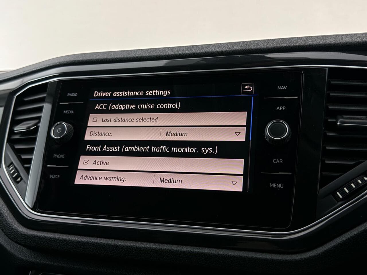 Volkswagen T-Roc thumbnail Infotainment System