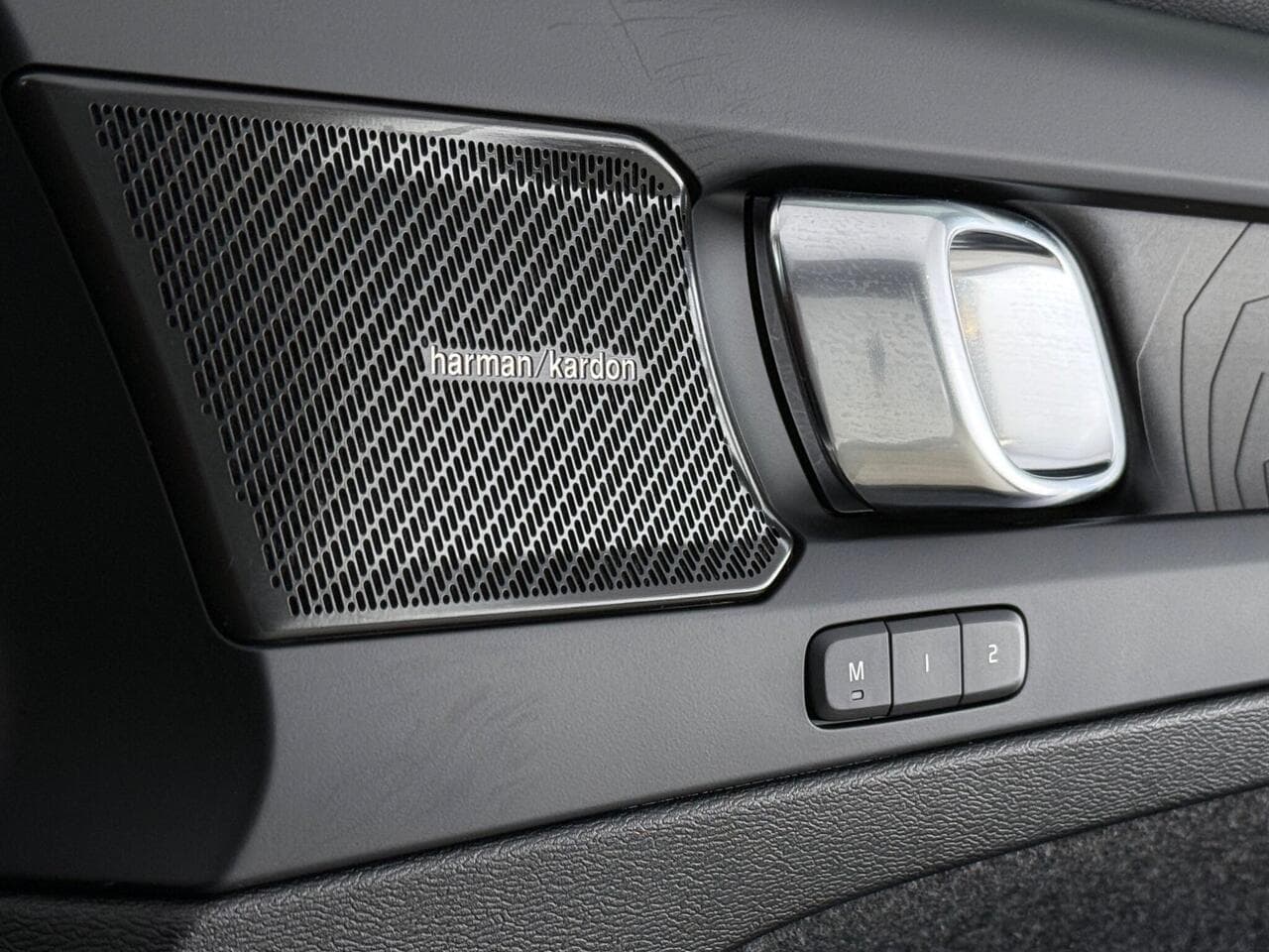 Volvo XC40 thumbnail Misc Controls