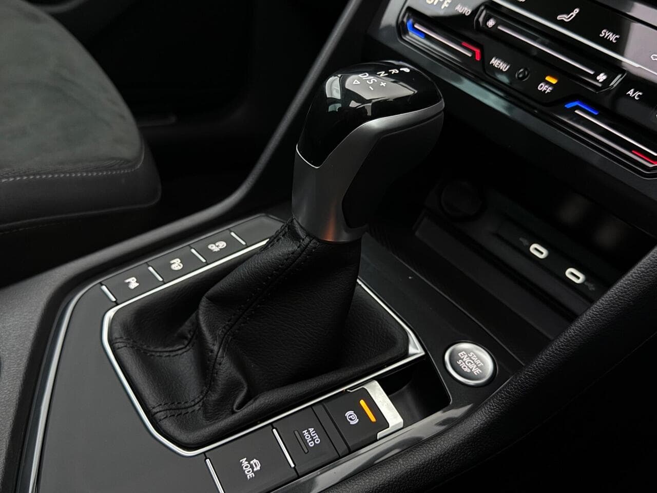 Volkswagen Tiguan thumbnail Interior Front