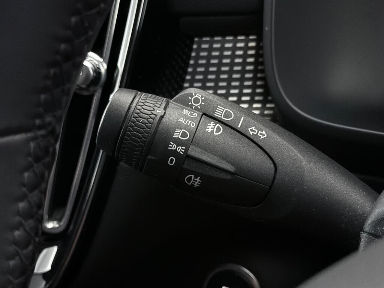 Volvo XC40 thumbnail Misc Controls