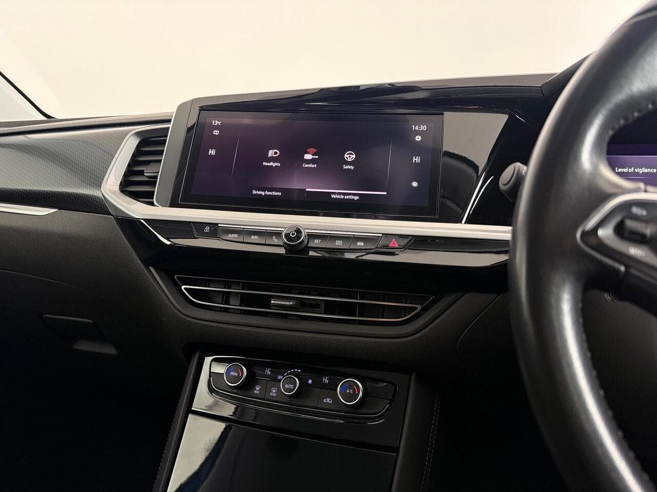 Vauxhall Grandland thumbnail Infotainment System