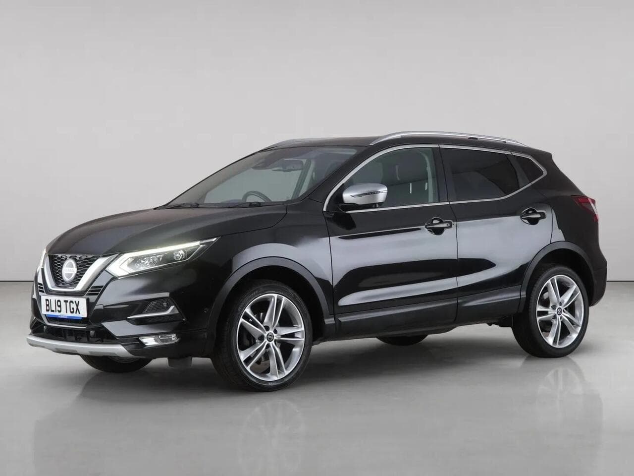 Nissan Qashqai thumbnail Front Left