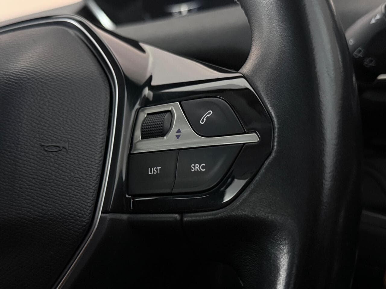 Peugeot 5008 thumbnail Misc Controls