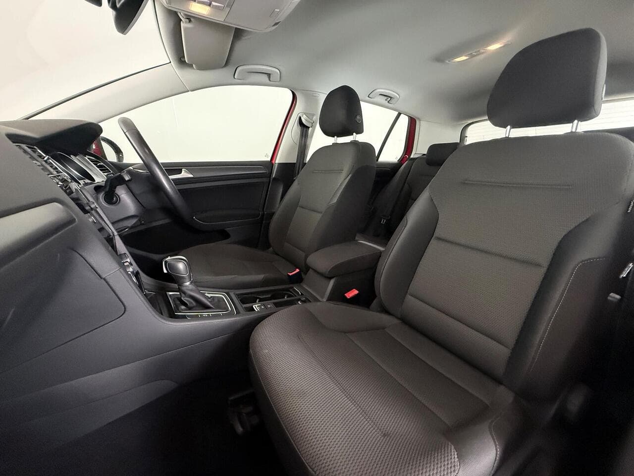 Volkswagen Golf thumbnail Seat Front Passenger