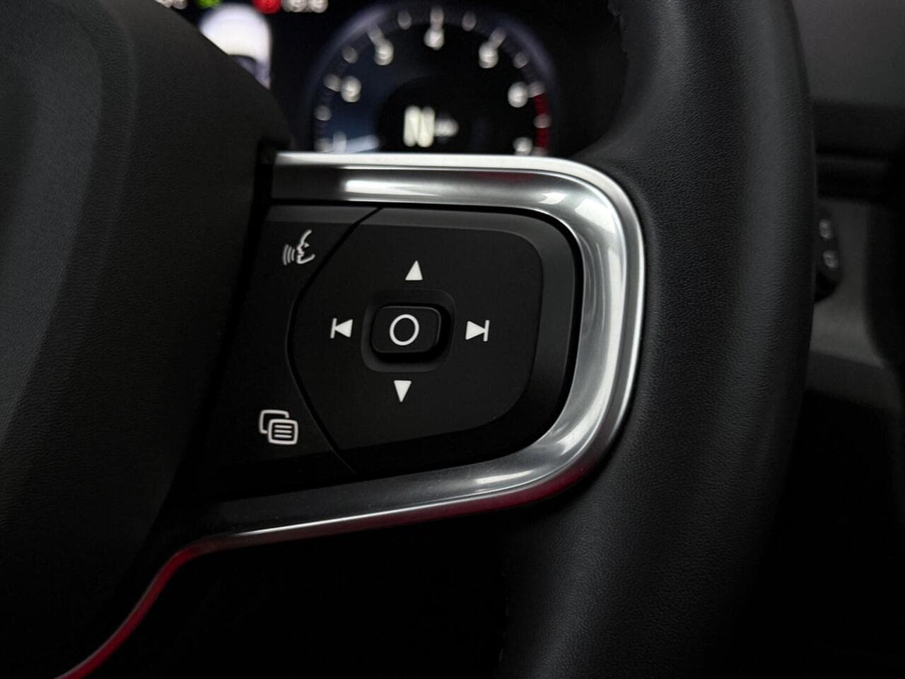 Volvo XC40 thumbnail Misc Controls