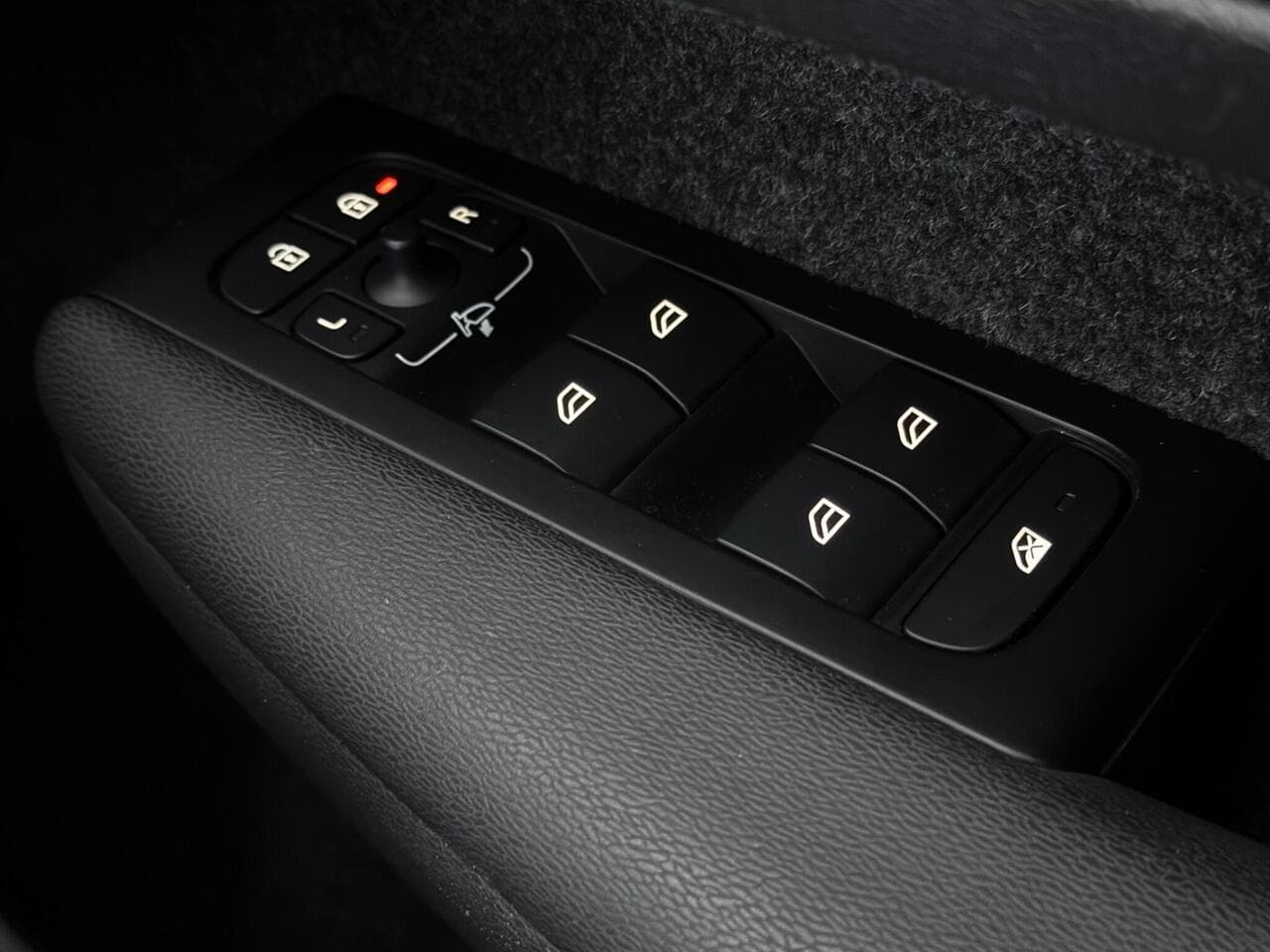 Volvo XC40 thumbnail Misc Controls