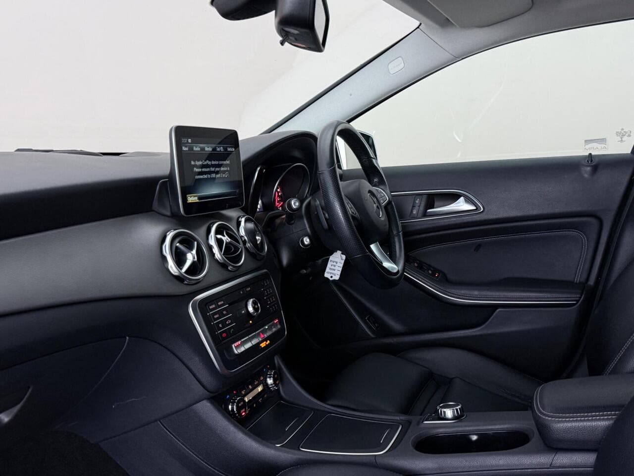 Mercedes-Benz GLA thumbnail Interior Front
