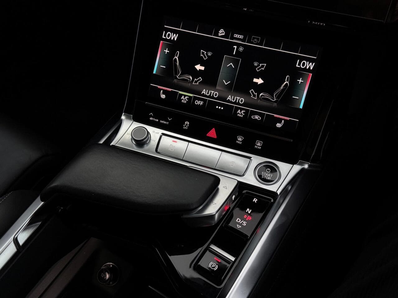 Audi e-tron thumbnail Infotainment System