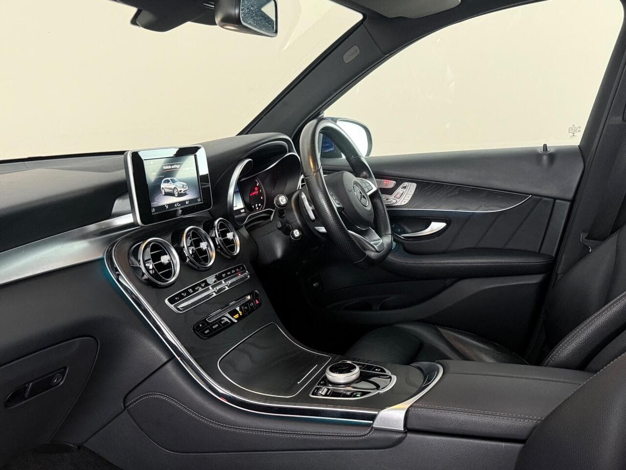 Mercedes-Benz GLC thumbnail Interior Front