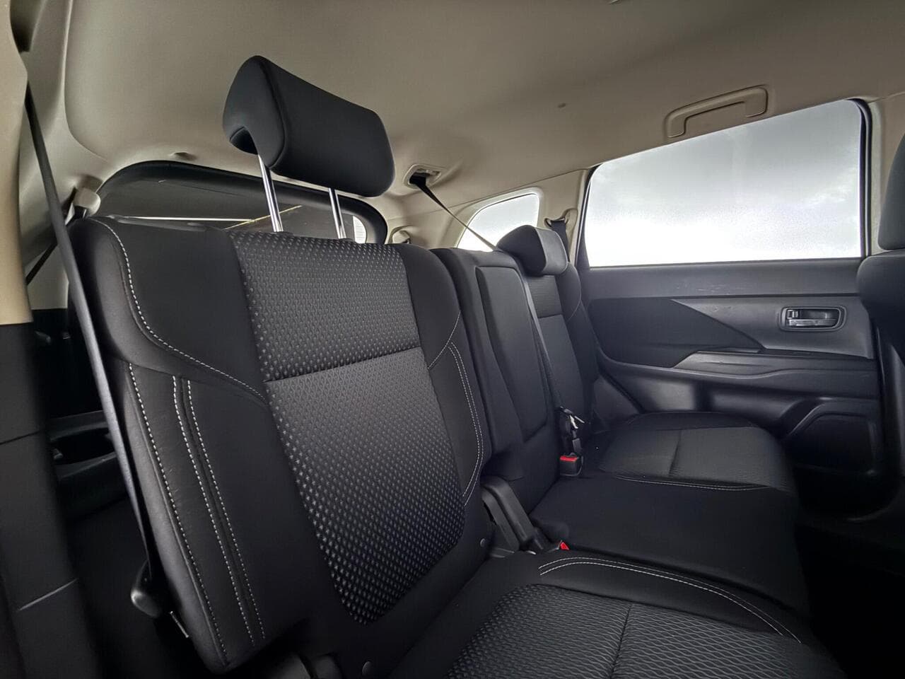 Mitsubishi Outlander thumbnail Seats Rear
