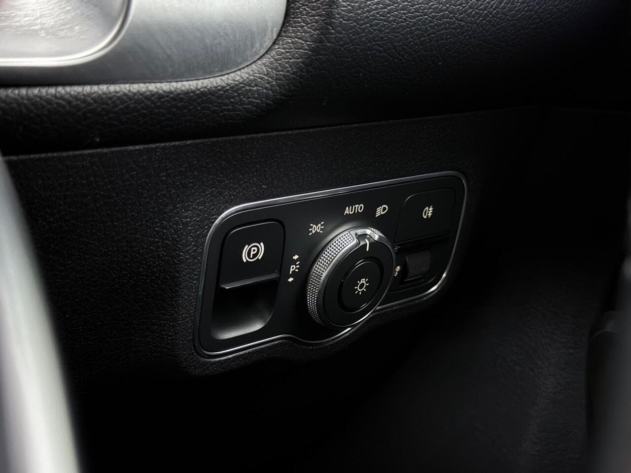 Mercedes-Benz GLB thumbnail Misc Controls