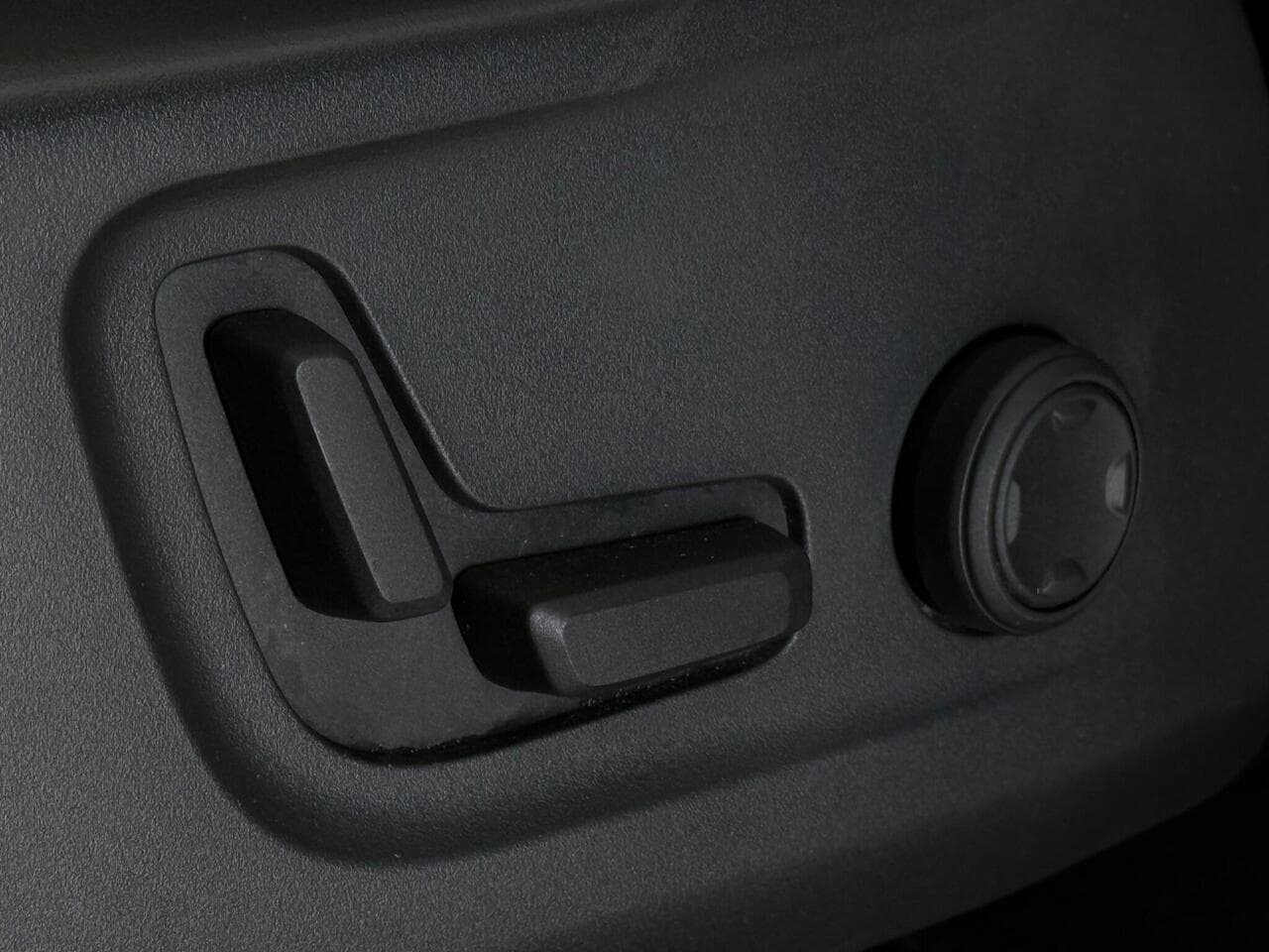 Volvo XC40 thumbnail Misc Controls