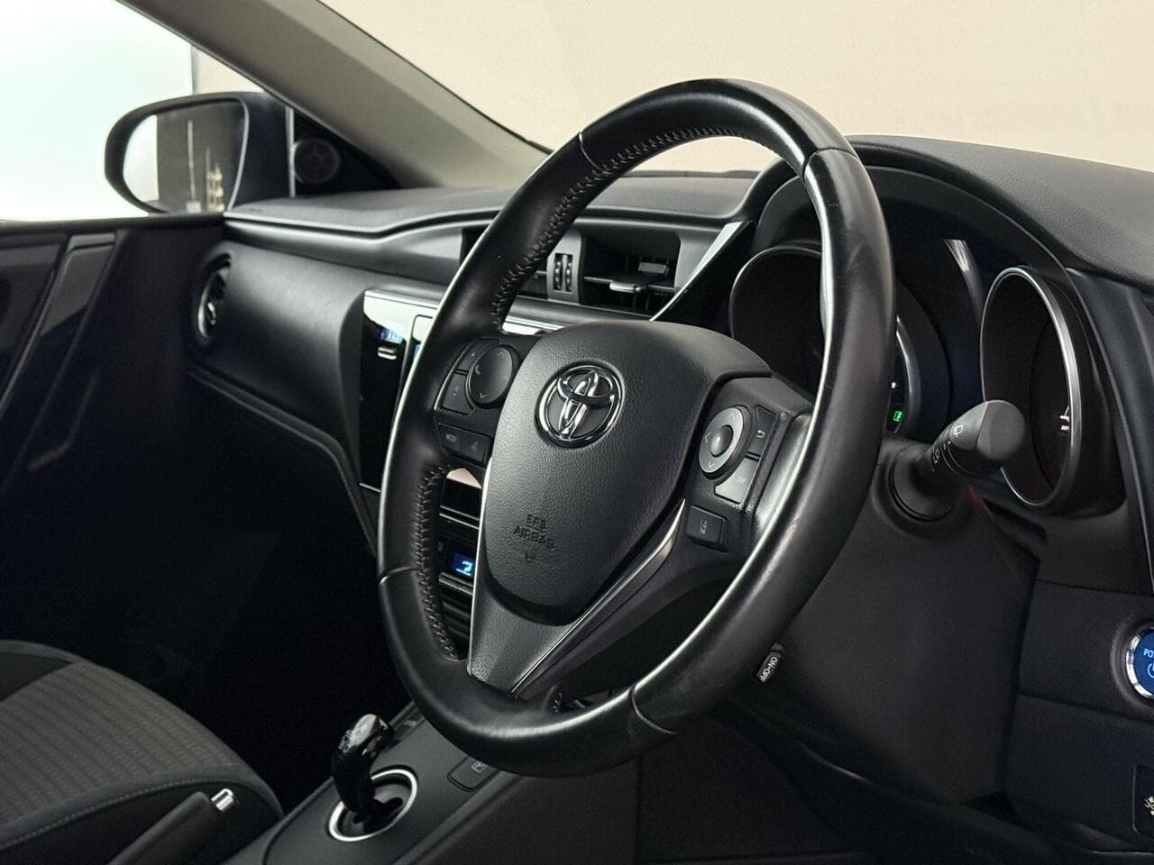 Toyota Auris thumbnail Interior Front