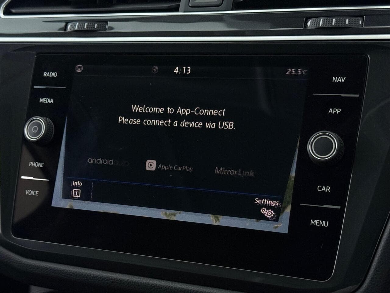 Volkswagen Tiguan thumbnail Infotainment System
