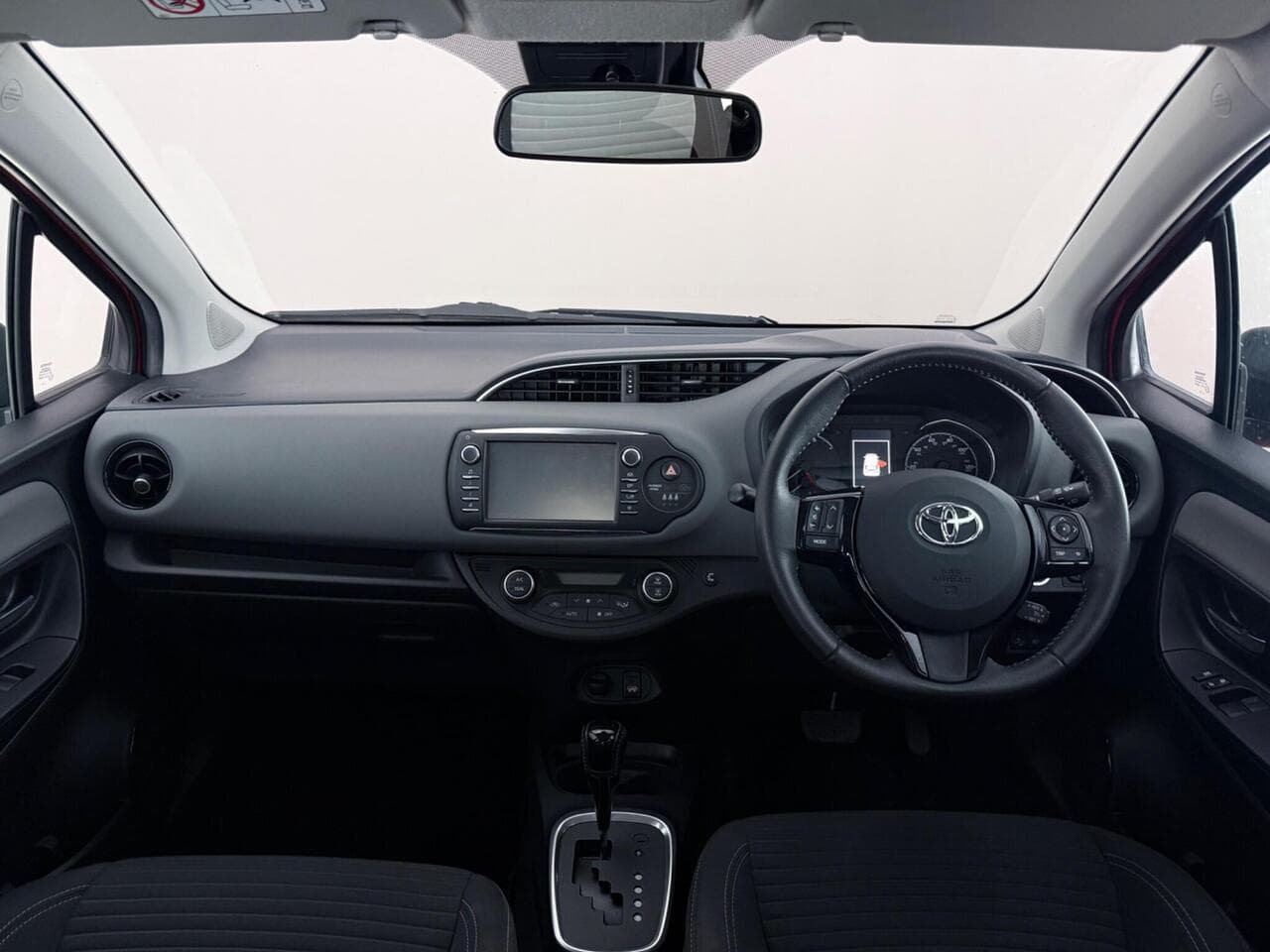 Toyota Yaris thumbnail Interior Front