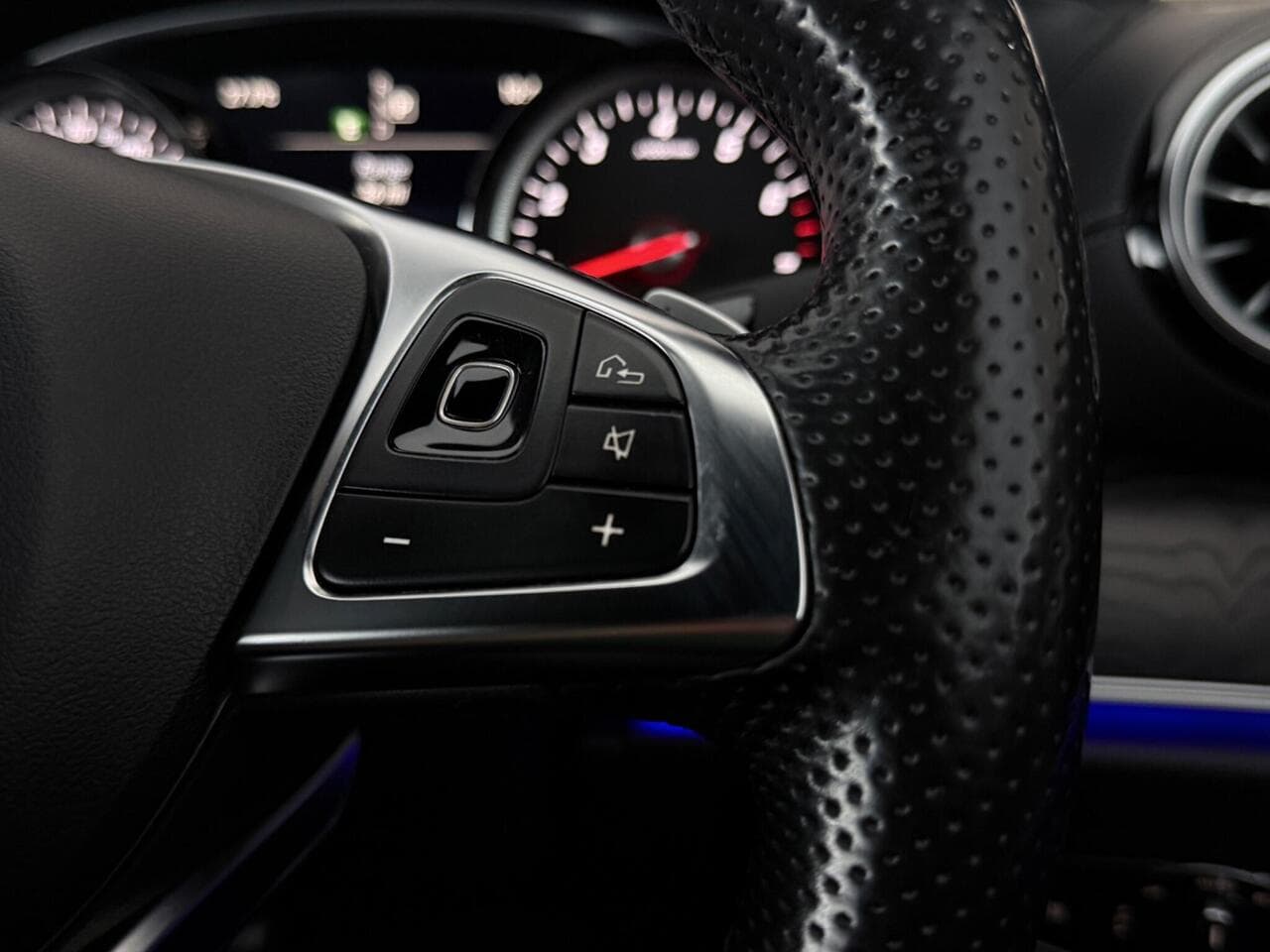 Mercedes-Benz E Class thumbnail Misc Controls