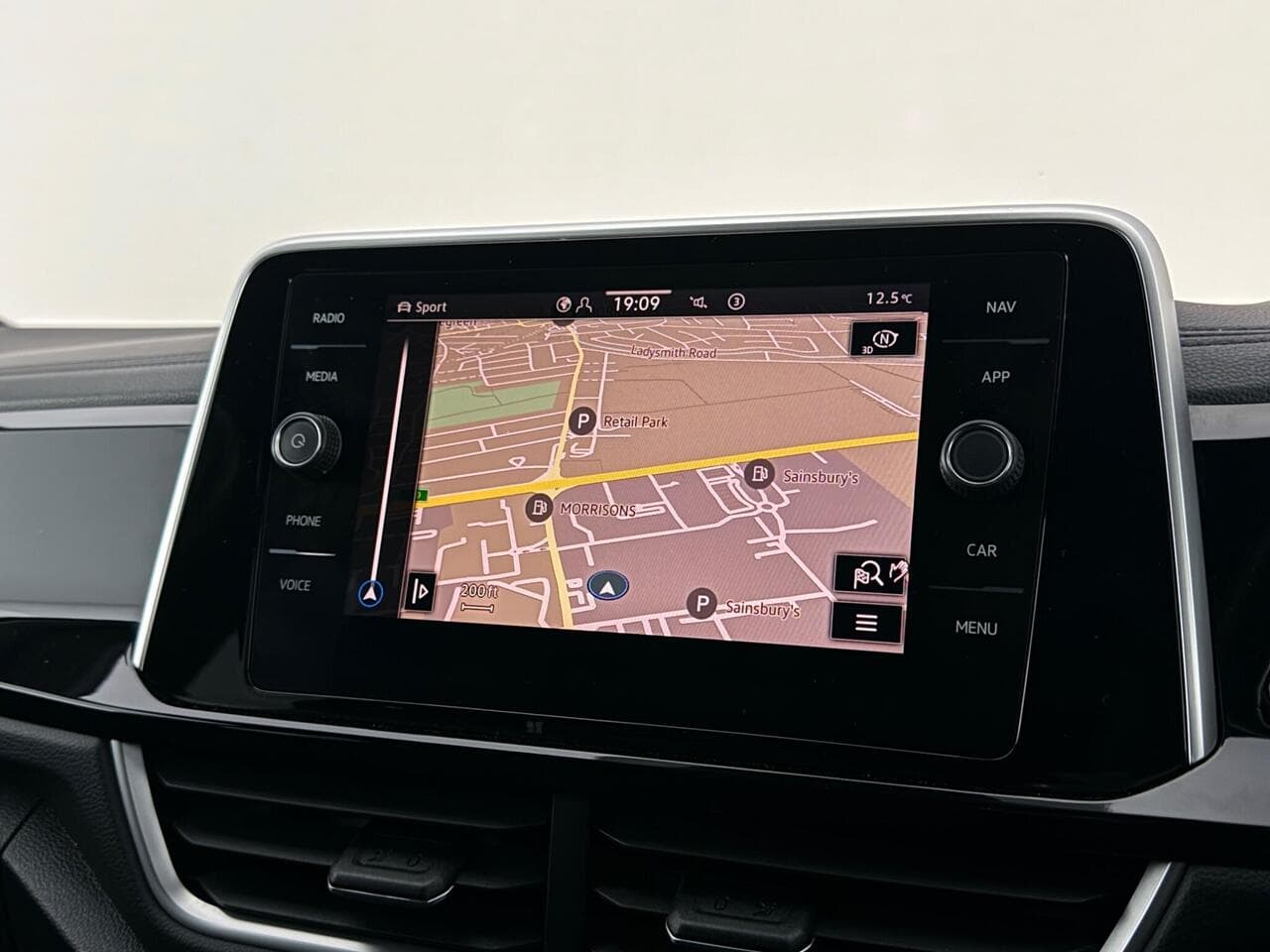 Volkswagen T-Roc thumbnail Infotainment System