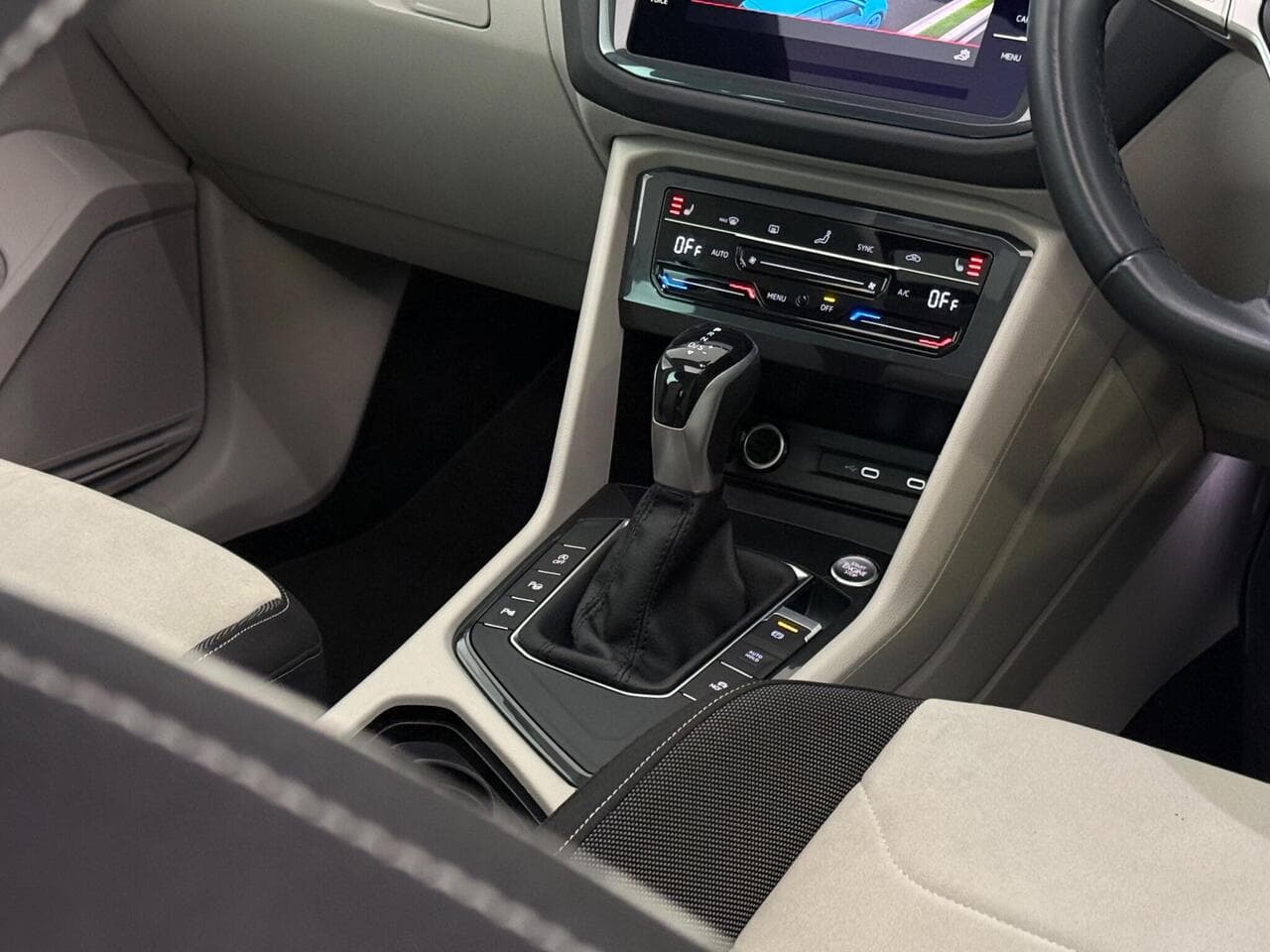 Volkswagen Tiguan thumbnail Interior Front