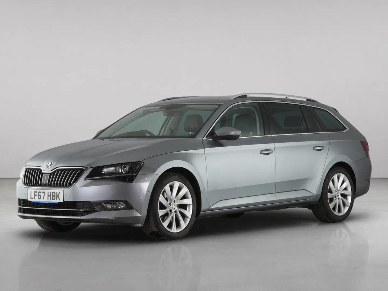 Skoda Superb thumbnail Front Left