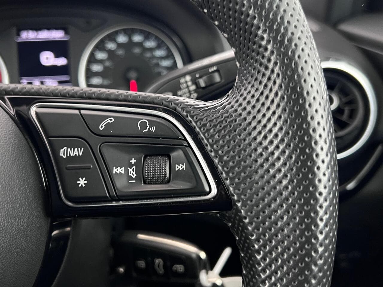 Audi Q2 thumbnail Misc Controls
