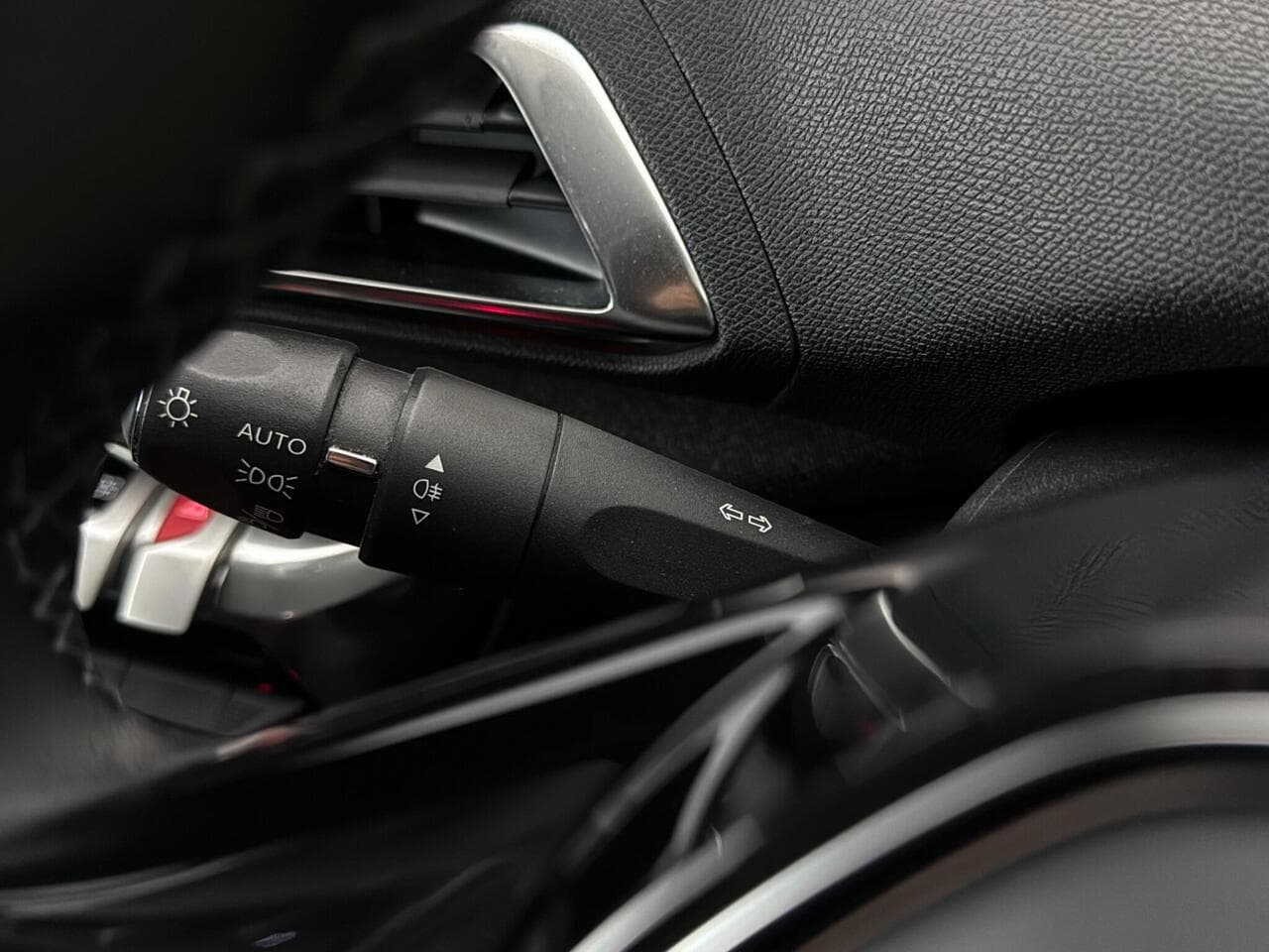 Peugeot 5008 thumbnail Misc Controls