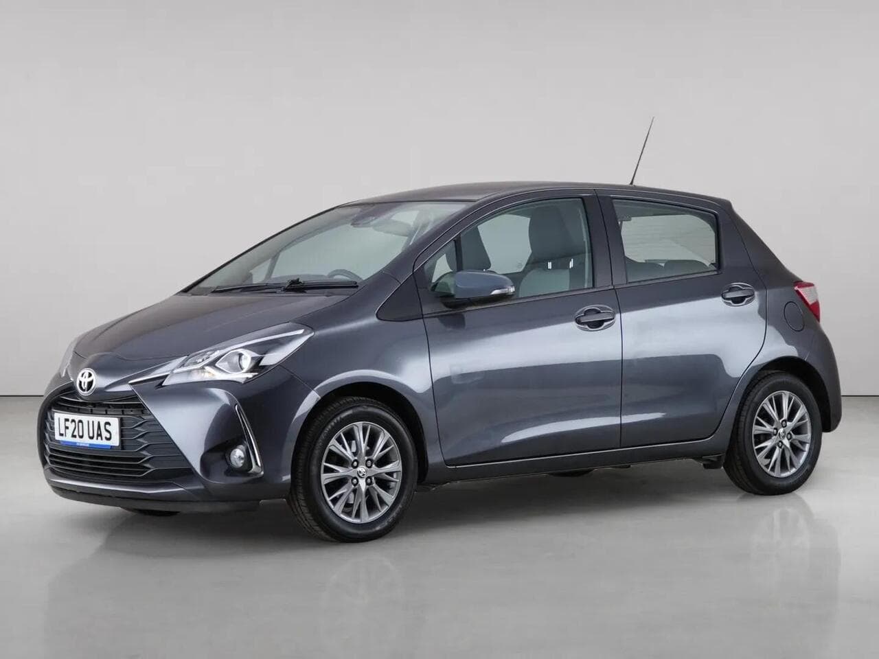 Toyota Yaris thumbnail Front Left