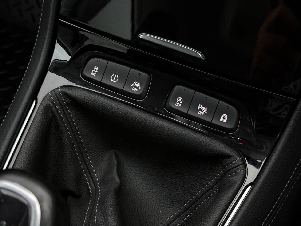 Vauxhall Grandland X thumbnail Misc Controls
