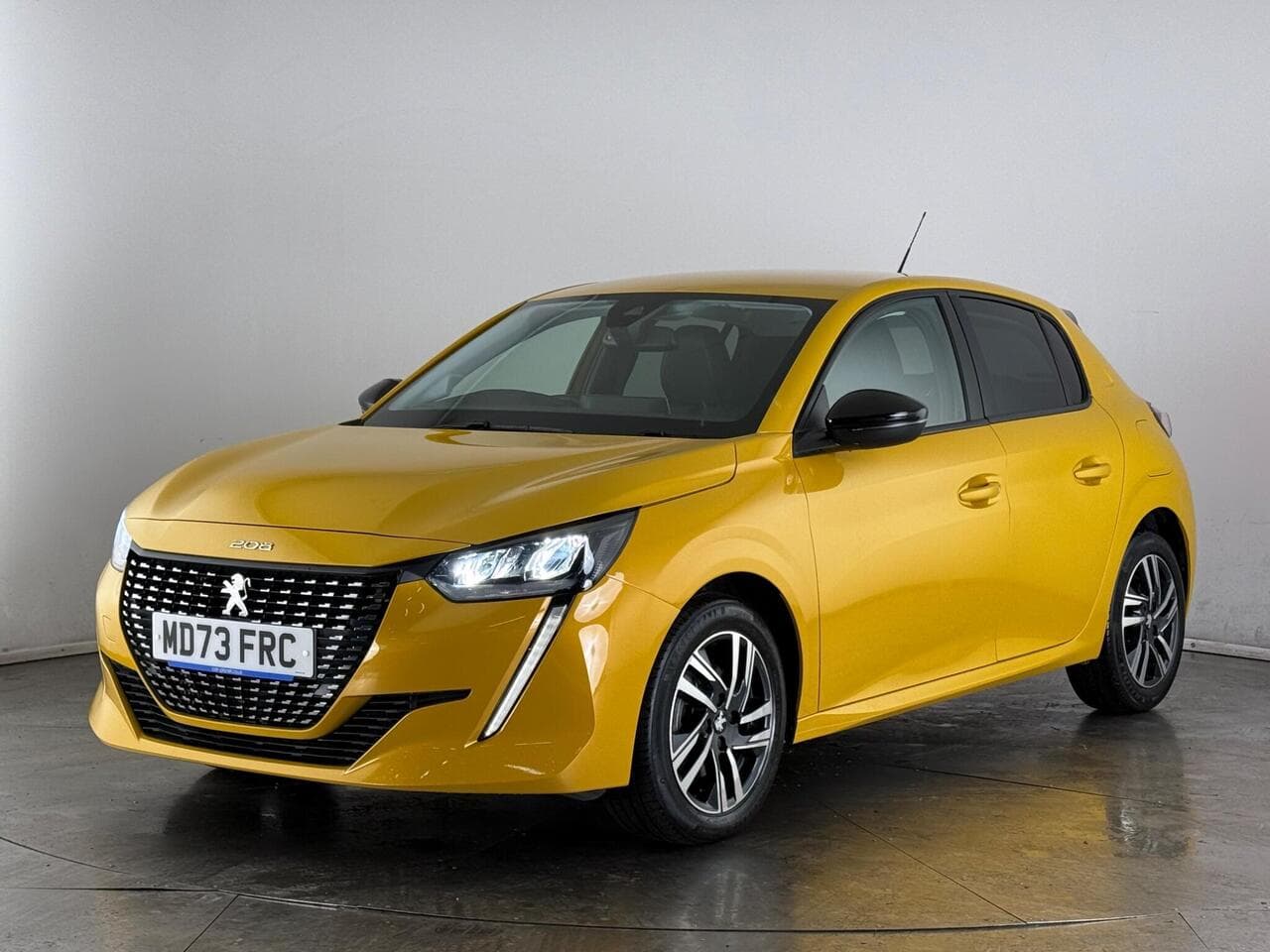 Peugeot 208 thumbnail Front Left